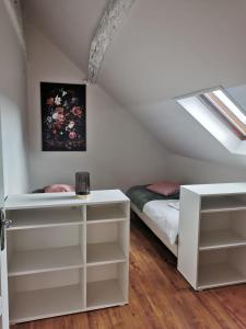 1 dormitorio en el ático con 1 cama y tragaluz en Cottage l'Orée du Cher, en Chissay-en-Touraine