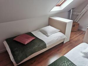 Dormitorio pequeño con cama con manta verde en Cottage l'Orée du Cher, en Chissay-en-Touraine