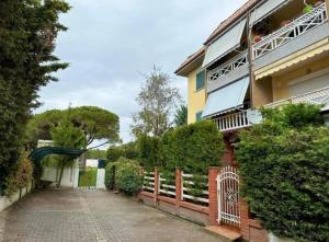 een huis met een hek naast een oprit bij Ferienwohnung Golem (Durres) in Golem