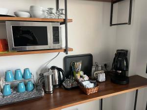 blat kuchenny z kuchenką mikrofalową na półce w obiekcie B&B DEA Gela w mieście Gela