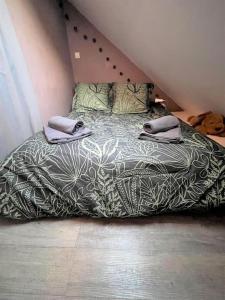 1 dormitorio con 1 cama con 2 toallas en Le Bohème - Centre de Paris - Belle vue - Wifi en París