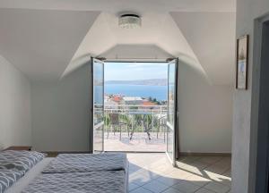 1 dormitorio con vistas al océano en Apartment Anic en Karlobag