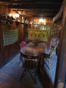 sunny day في كروشونا: طاولة وكراسي في غرفة بجدران خشبية
