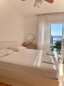 - une chambre avec un lit et une vue sur l'océan dans l'établissement Villa Sanja, à Mimice