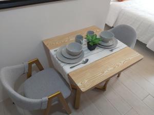 a table and chairs with a table and a bed at Pasay Staycation with Parking Space in 150 Newport Boulevard near Resort World & NAIA T3 in Manila