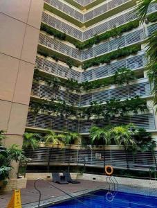 Bazén v ubytování Pasay Staycation with Parking Space in 150 Newport Boulevard near Resort World & NAIA T3 nebo v jeho okolí