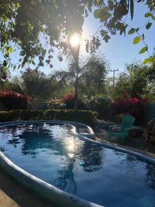 - une piscine dans un jardin bien exposé dans l'établissement Casa Chilli entire private house with pool, à Troncones