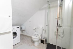 A bathroom at Piso Entreplanta (sótano/calle).
