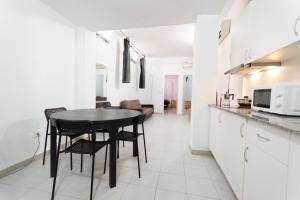 A kitchen or kitchenette at Piso Entreplanta (sótano/calle).