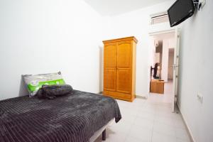 A bed or beds in a room at Piso Entreplanta (sótano/calle).