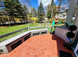 O grădină în afara Paradise in heart of Poconos FaSt InTeRnEt Close to All Attractions