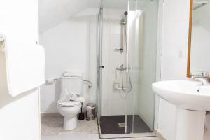 A bathroom at Piso Entreplanta (sótano/calle). Még 1 kép