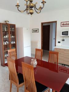 een keuken met een eettafel en stoelen bij Appartamento La Casa nel Bosco in Rueglio