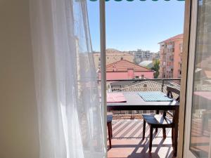 uma vista para uma varanda com uma mesa e uma mesa em Argentina Home em Ventimiglia