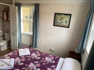 Postel nebo postele na pokoji v ubytování Oakley Hotel