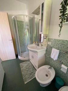 y baño con aseo, ducha y lavamanos. en Grazy House, en Marina di Modica