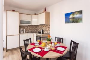 Kuchyňa alebo kuchynka v ubytovaní Apartments Villa Ankora
