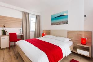 Posteľ alebo postele v izbe v ubytovaní Apartments Villa Ankora