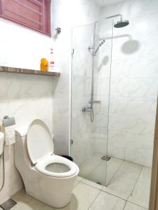uma casa de banho com um WC e uma cabina de duche em vidro. em Twin Galaxy King Bed 2pax with Netflix nice city view em Johor Bahru