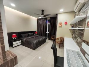 um quarto com uma cama e uma ventoinha de tecto em Twin Galaxy King Bed 2pax with Netflix nice city view em Johor Bahru