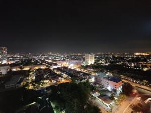 uma vista para uma cidade à noite com luzes em Twin Galaxy King Bed 2pax with Netflix nice city view em Johor Bahru