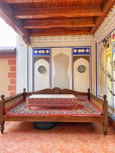 1 dormitorio con 1 cama en una habitación en Hotel Nurafshon Boutique, en Bukhara