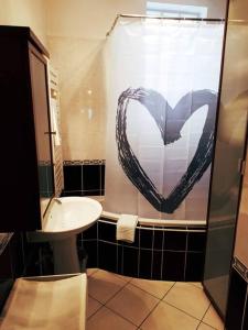 een badkamer met een hart op het douchegordijn bij Le Petit Ried (15 min de Strasbourg) - 3P -70 m² in Hoenheim