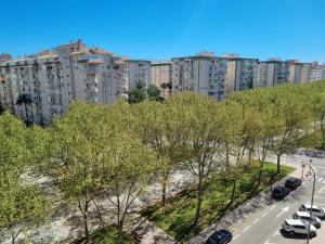 Blick auf eine Stadt mit Bäumen und Gebäuden in der Unterkunft BONITO APARTAMENTO EN PLAYA DE GANDIA in Playa de Gandia