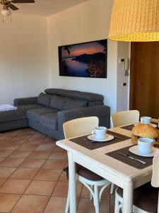 un soggiorno con tavolo e divano di Residence Gli Ulivi a Castion Veronese