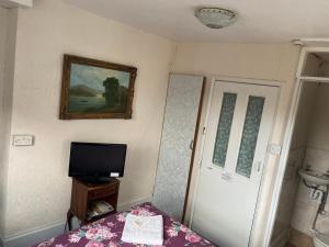 TV a/nebo společenská místnost v ubytování Oakley Hotel