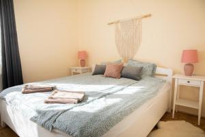 um quarto com uma cama com toalhas em Firpo Apartman em Eger