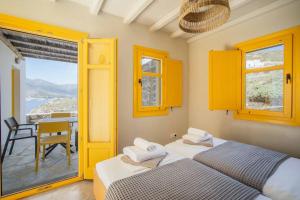 2 camas en una habitación con vistas al océano en Serenity Beach Villa - Port View, en Livadakia