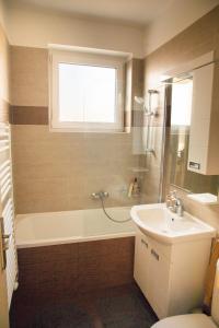 Kúpeľňa v ubytovaní Firpo Apartman + 21 fotografií