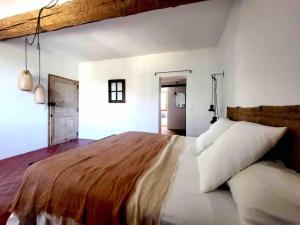Ένα ή περισσότερα κρεβάτια σε δωμάτιο στο “La belle vie” en Provence