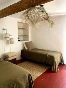 Ένα ή περισσότερα κρεβάτια σε δωμάτιο στο “La belle vie” en Provence
