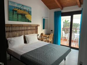 1 dormitorio con cama y vistas a la terraza en Apt71 Porto Antigo 2 en Santa Maria