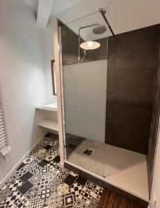 W łazience znajduje się prysznic ze szklanymi drzwiami. w obiekcie La Calanque de Figuerolles w mieście La Ciotat