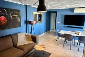 sala de estar con sofá y mesa en Minutes to the beach, near Convention Centre and free parking, en Barcelona