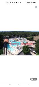 una vista aérea de una piscina en un complejo en Mobil home Vendée, en Saint-Jean-de-Monts