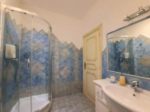 ein Badezimmer mit einer Dusche, einem Waschbecken und einer Badewanne in der Unterkunft Da Ghjuannedda in Arzachena