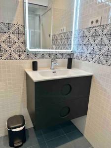 Ванная комната в 8 min walk to the beach & 10 min walk to Convention Centre ! +35 фотографий