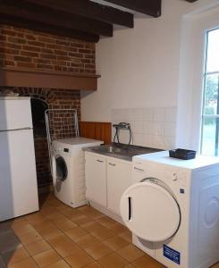 eine Küche mit einer Waschmaschine und einem WC in der Unterkunft Le Presbytère de la côte d'opale in Nempont-Saint-Firmin