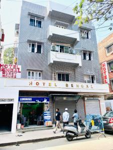 加爾各答的住宿－Hotel Bengal，停在大楼前的摩托车