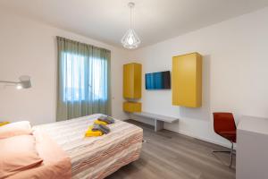 Un dormitorio con una cama con un objeto amarillo. en Lemon's Apartment en Elmas