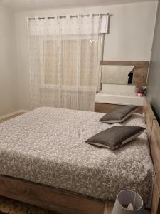 een bed met twee kussens erop in een slaapkamer bij La perle Marine in Diano Marina