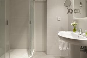 une salle de bain blanche avec lavabo et douche dans l'établissement Muinoa 2 by FeelFree Rentals, à Saint-Sébastien 18 autres photos