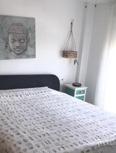 sypialnia z łóżkiem z posągiem na ścianie w obiekcie 4 bed house, Private Pool near Beach w mieście Burriana