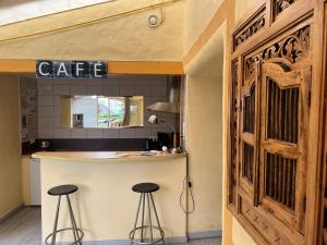una cocina con barra y taburetes en un bar en La Calanque de Figuerolles en La Ciotat