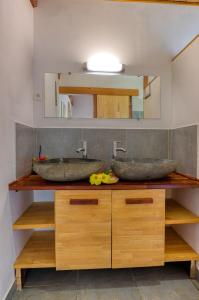 baño con 2 lavabos en una encimera de madera en CHALETS TIKINOU, en Saint-Pierre