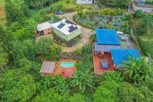 聖彼得的住宿－CHALETS TIKINOU，享有蓝色屋顶房屋的顶部景色